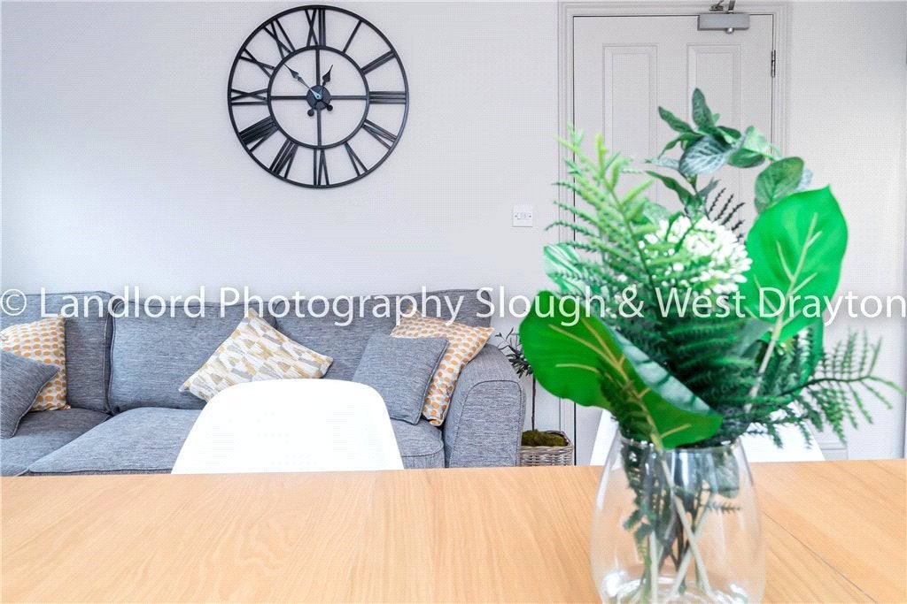 Room Broomfield in Guildford