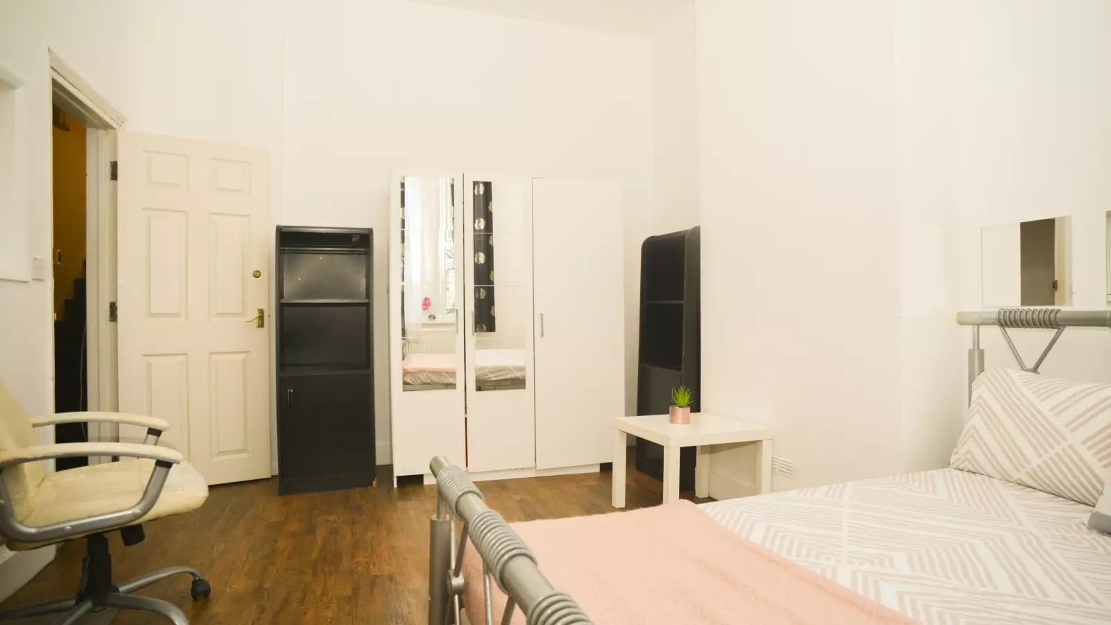 Room Burley Road in Greater London