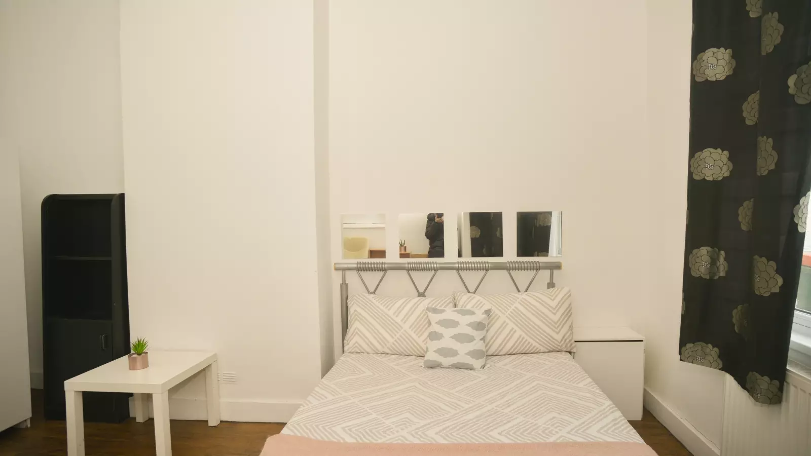 Room Burley Road in Greater London