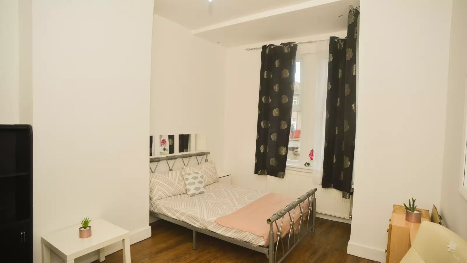 Room Burley Road in Greater London