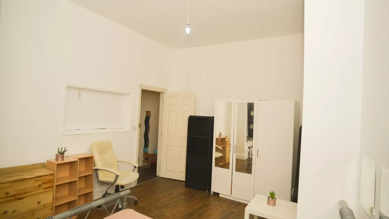 Room Burley Road in Greater London