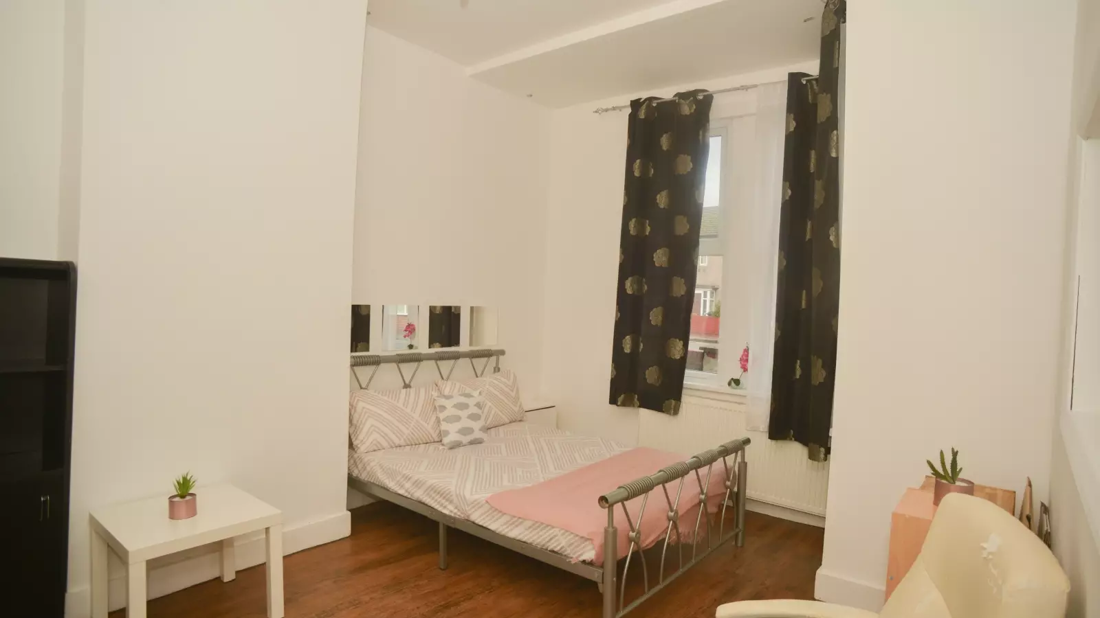Room Burley Road in Greater London
