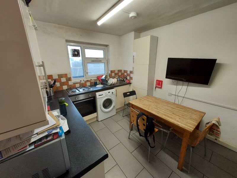 Room Cropley Street in Greater London