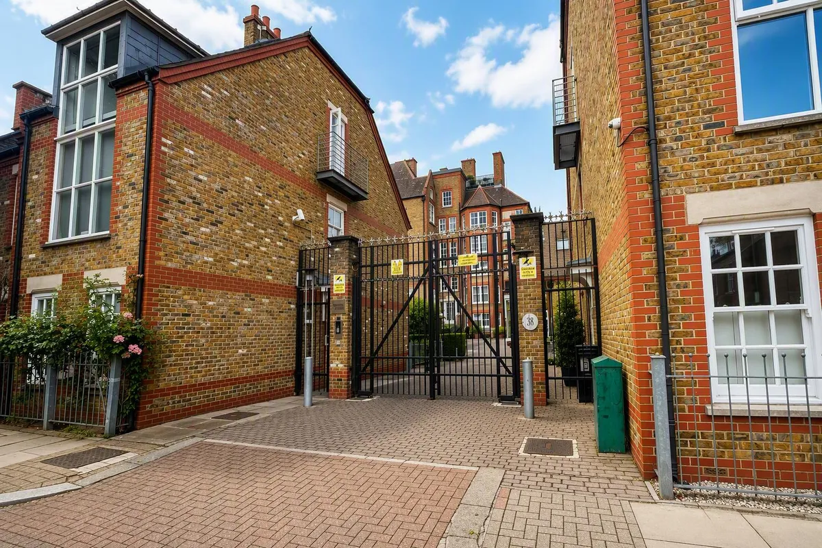 Flat Burns Road in Greater London