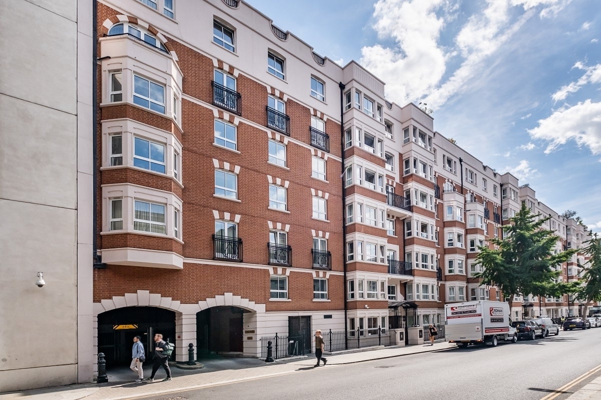 Flat Wrights Lane in Greater London