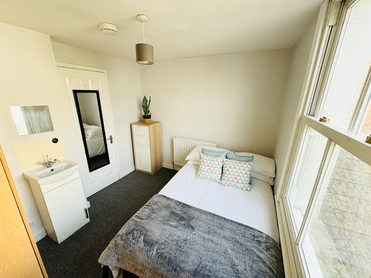 Room New England Road in Brighton