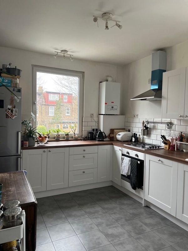 Flat Leasowes Road in Greater London