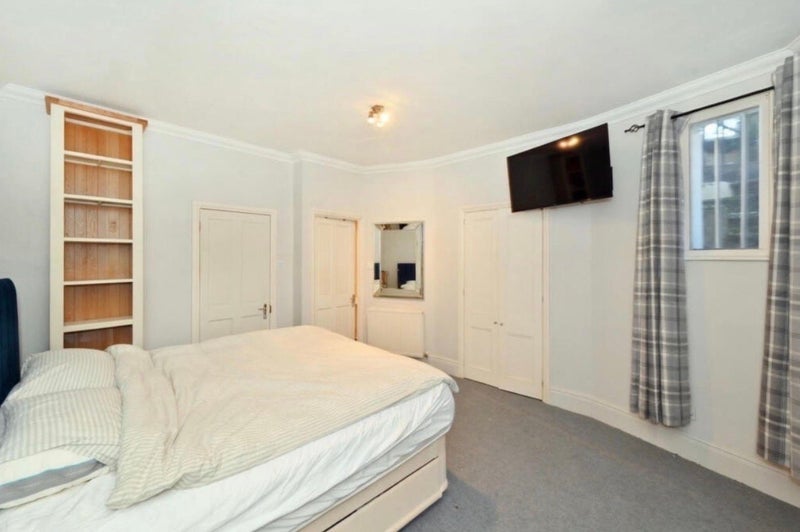 Room Emperor's Gate in Greater London