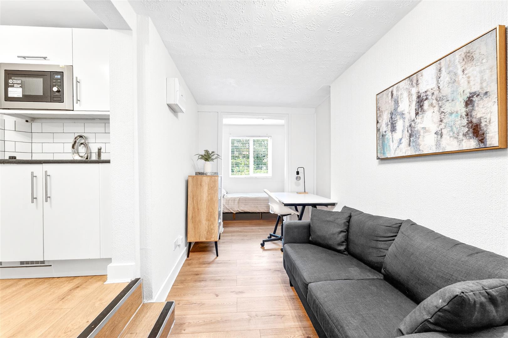 Flat Russell Road in Greater London