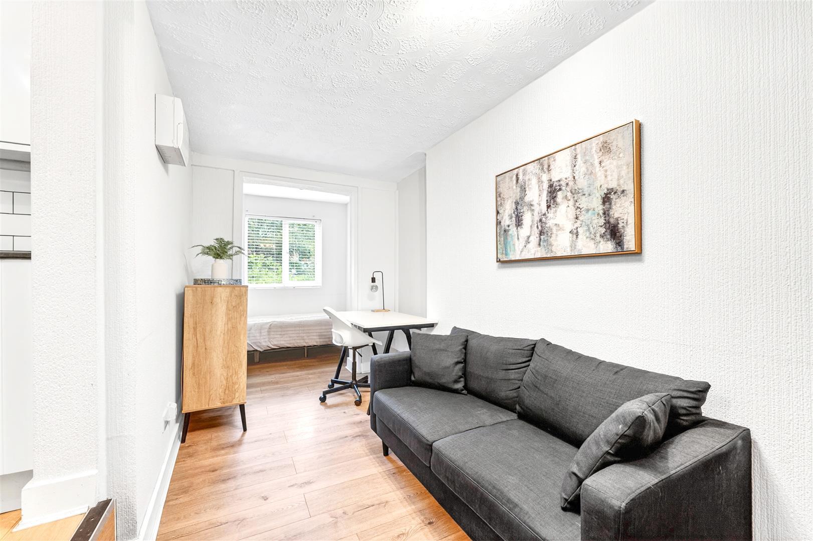 Flat Russell Road in Greater London