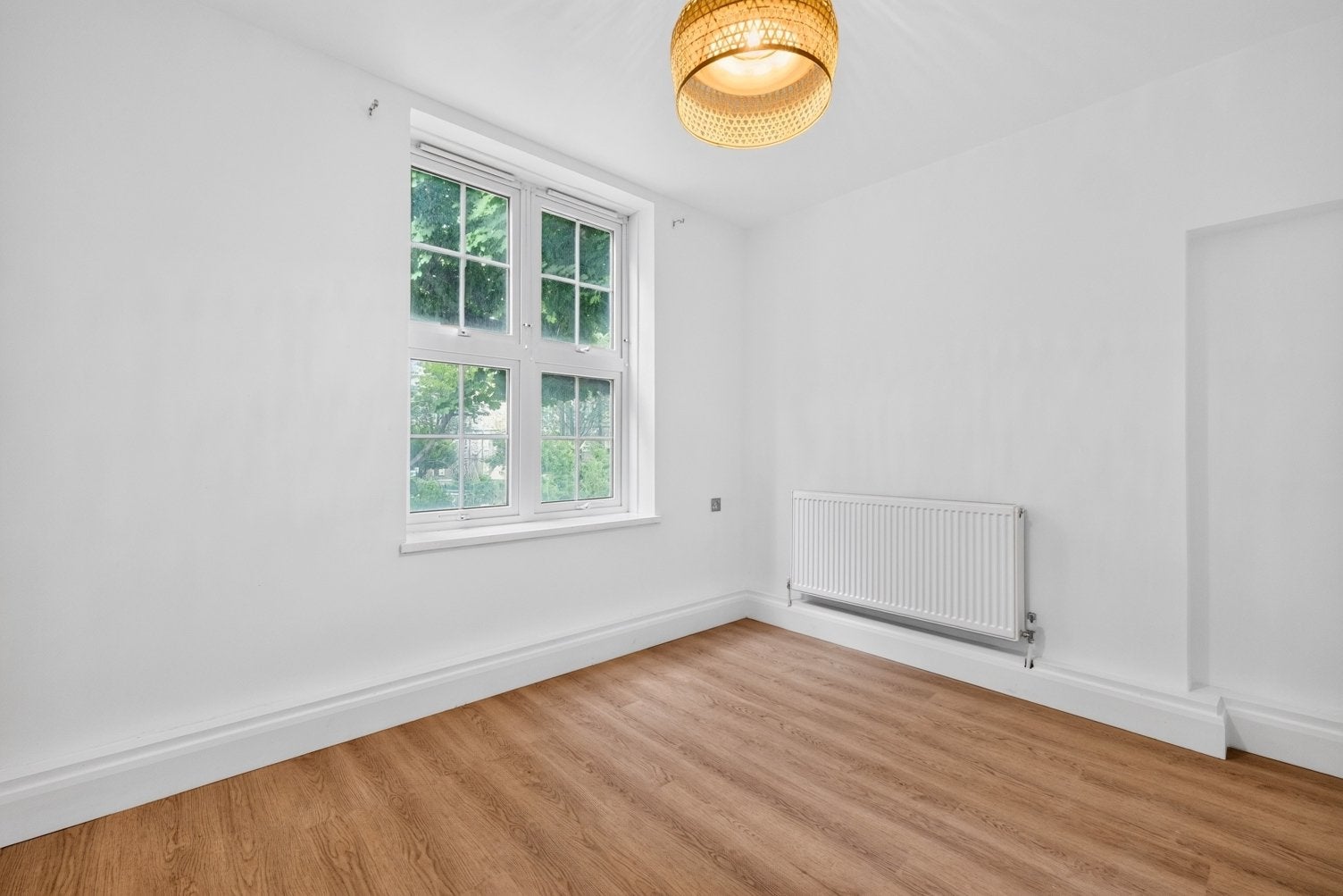 Flat Pardoner Street in Greater London