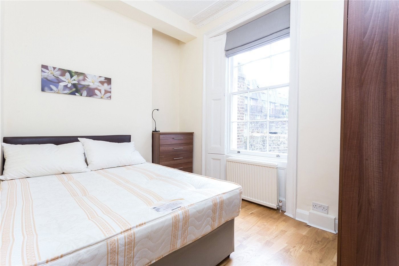 Flat Almeida Street in Greater London