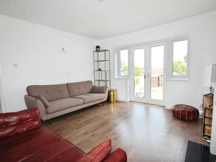 Flat Rydal Avenue in Reading