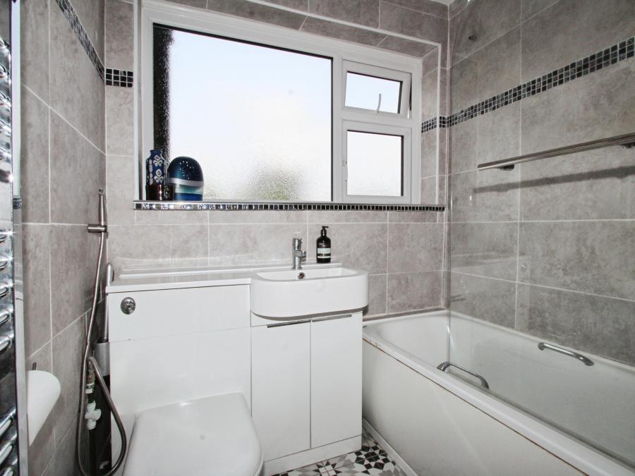 Flat Rydal Avenue in Reading