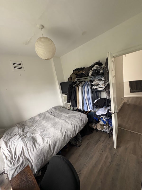 Room West Road in Greater London