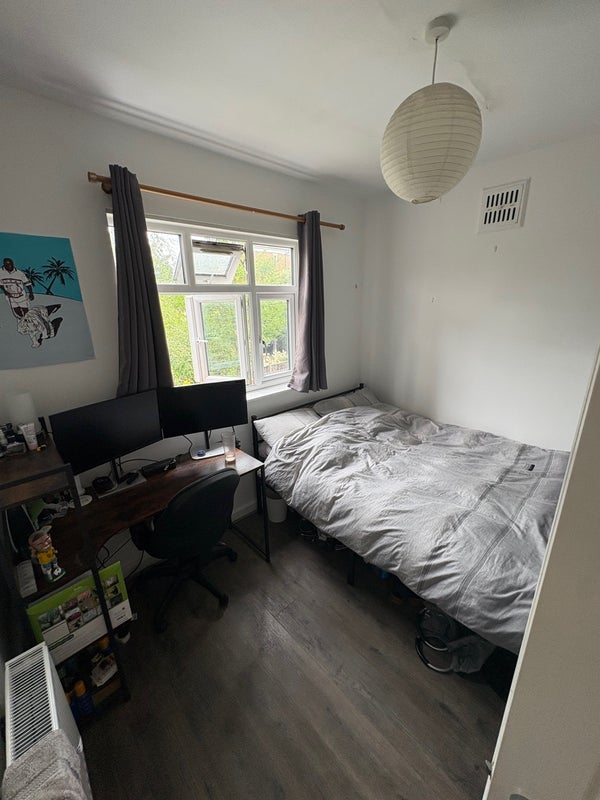 Room West Road in Greater London