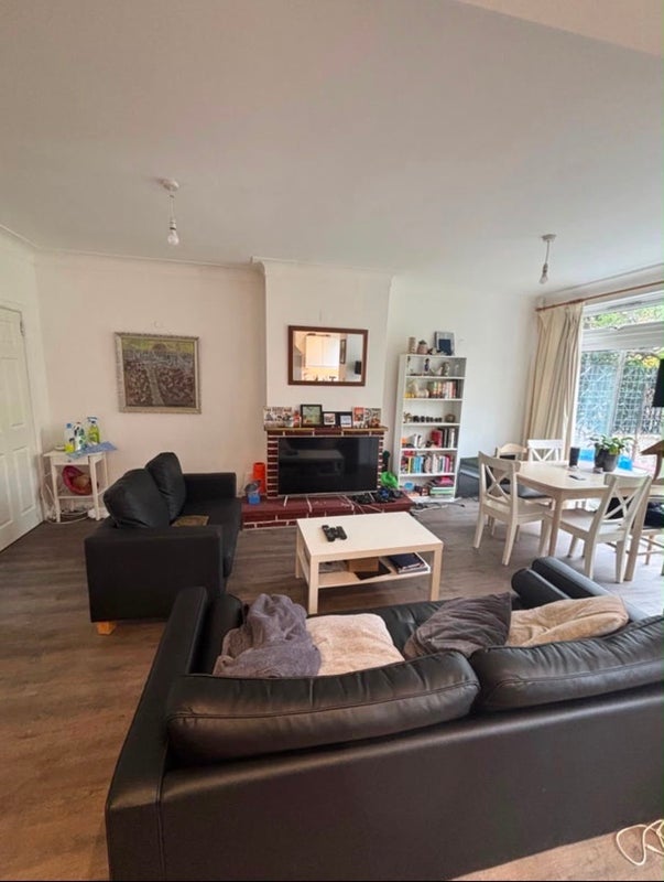 Room West Road in Greater London
