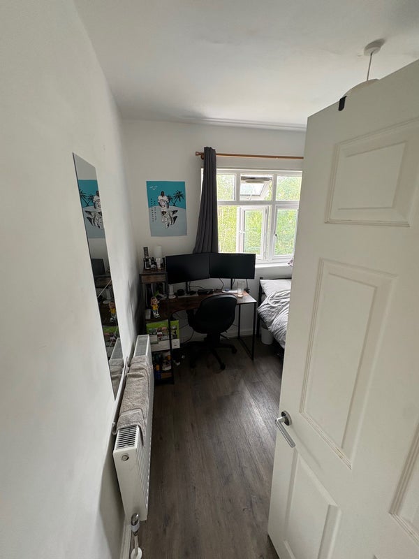 Room West Road in Greater London