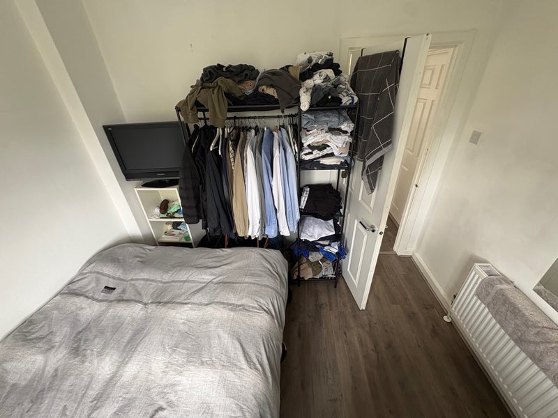 Room West Road in Greater London