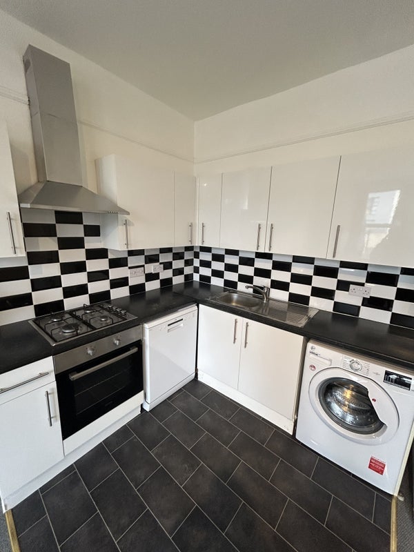 Flat Tooting High Street in Greater London
