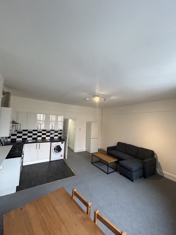 Flat Tooting High Street in Greater London