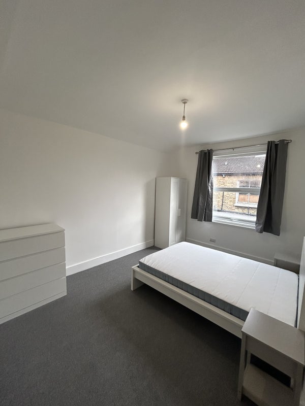 Flat Tooting High Street in Greater London