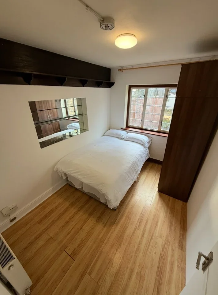 Room Ellesmere Road in Greater London
