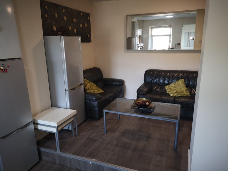 Room Dyffryn Road in Pontypridd