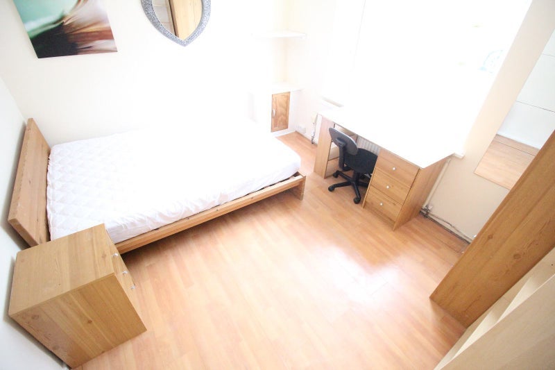 Room Dyffryn Road in Pontypridd