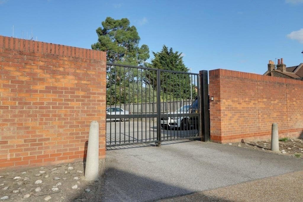 Flat Connaught Road in Greater London