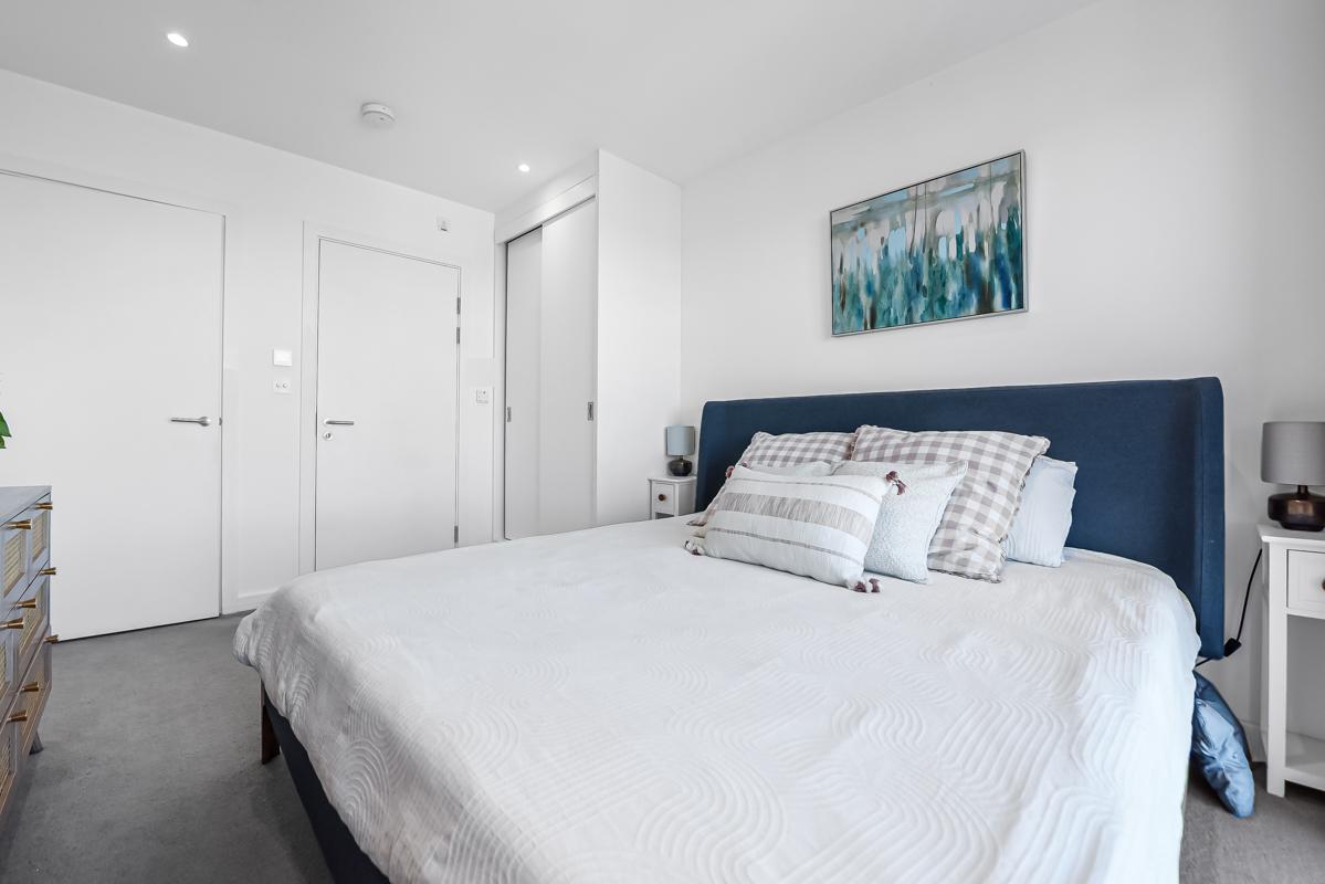 Flat Mapleton Crescent in Greater London