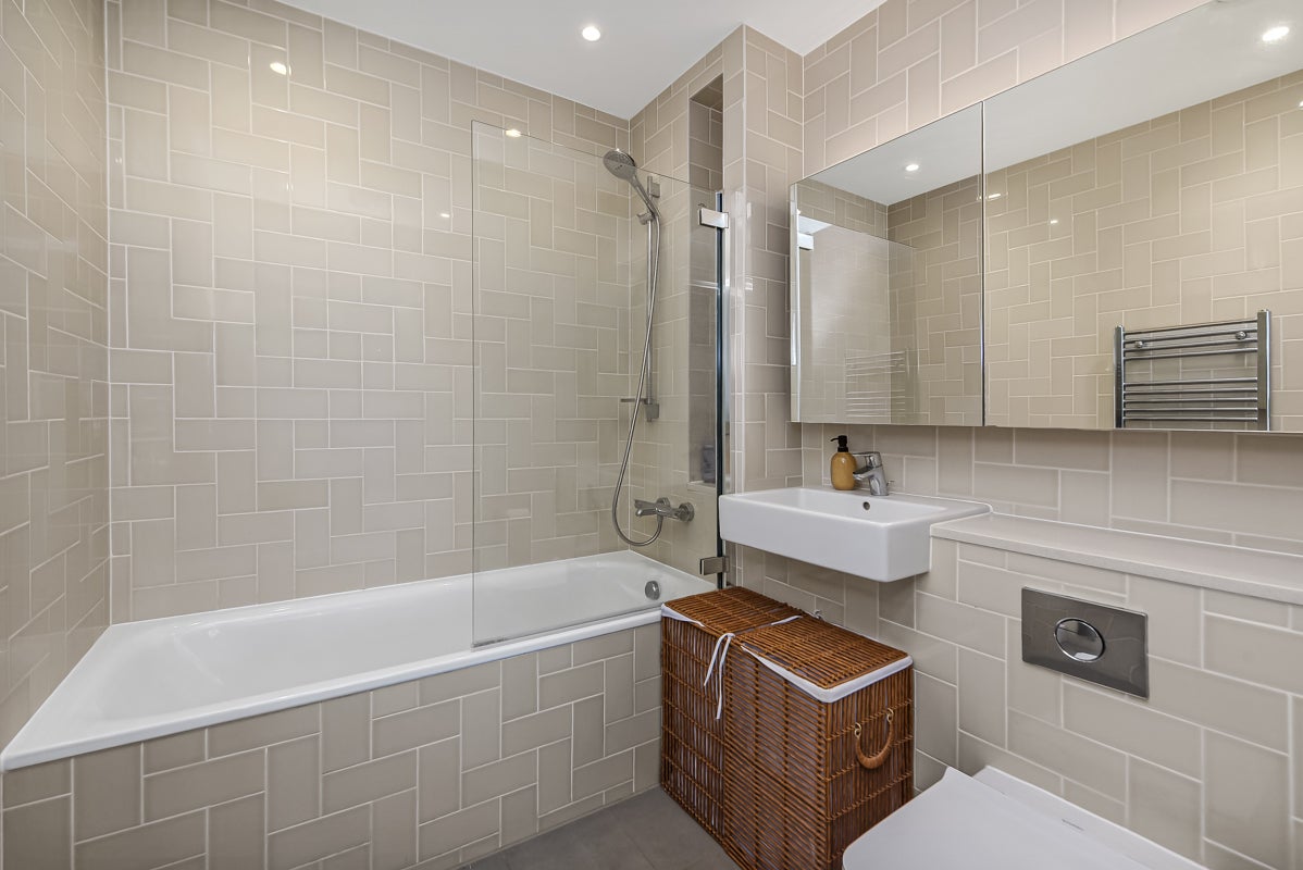 Flat Mapleton Crescent in Greater London