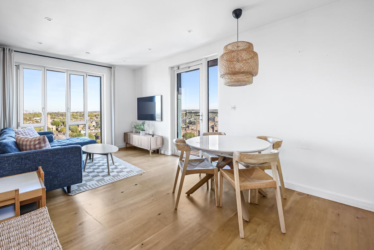 Flat Mapleton Crescent in Greater London