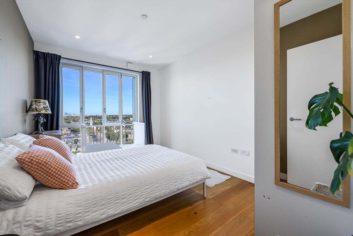 Flat Mapleton Crescent in Greater London