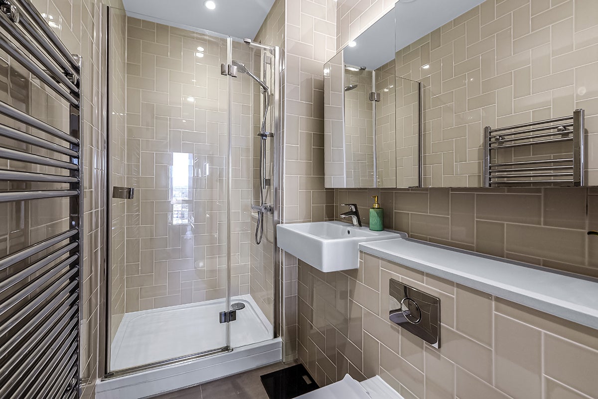 Flat Mapleton Crescent in Greater London