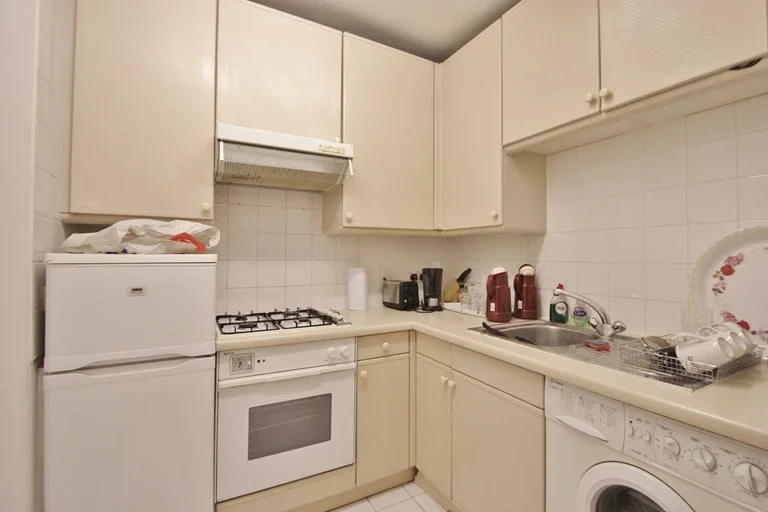 Flat Hammersmith Road in Greater London