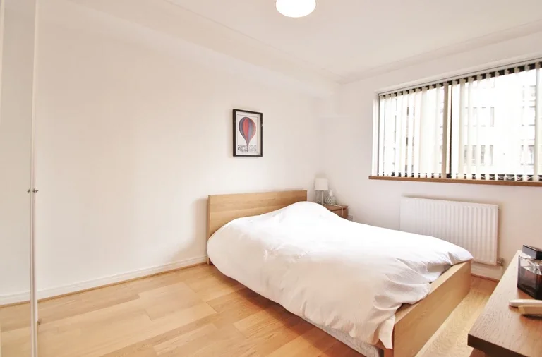 Flat Hammersmith Road in Greater London