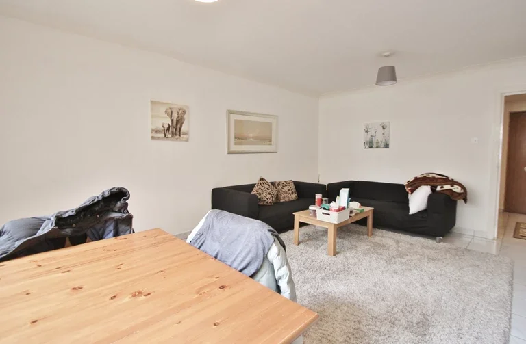 Flat Hammersmith Road in Greater London