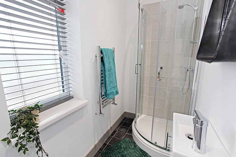 Room Doncaster Road in Wakefield