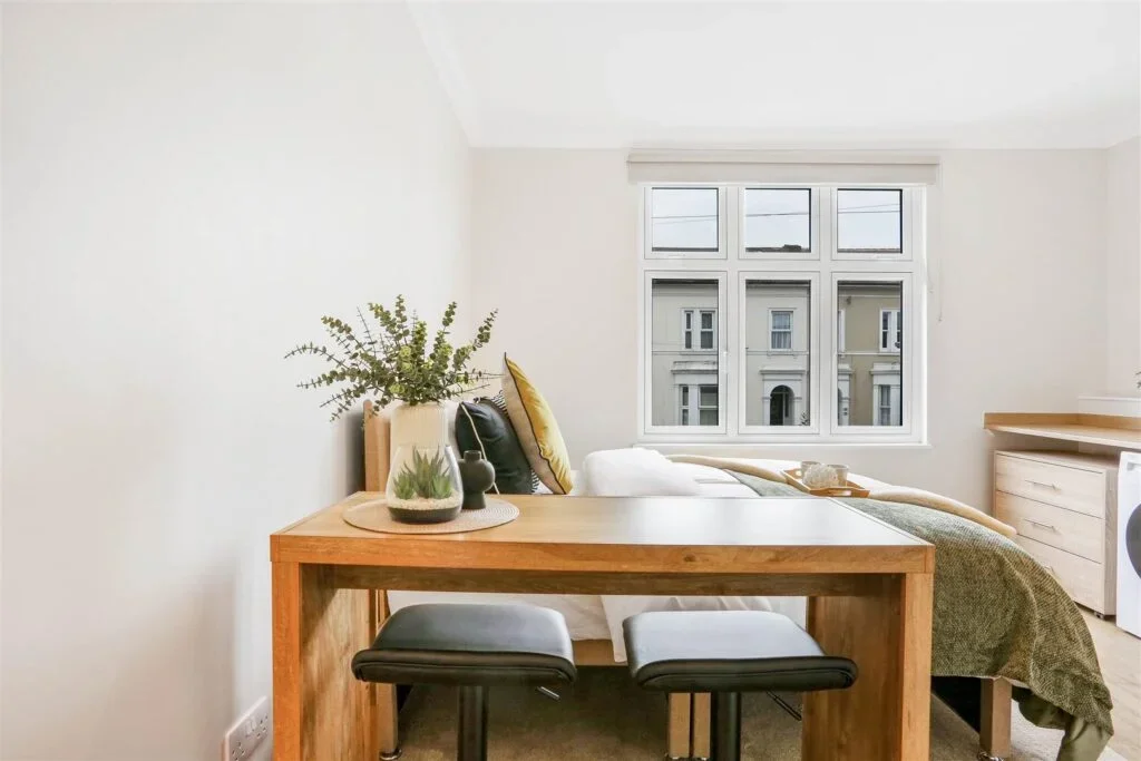 Flat Belmont Road in Greater London
