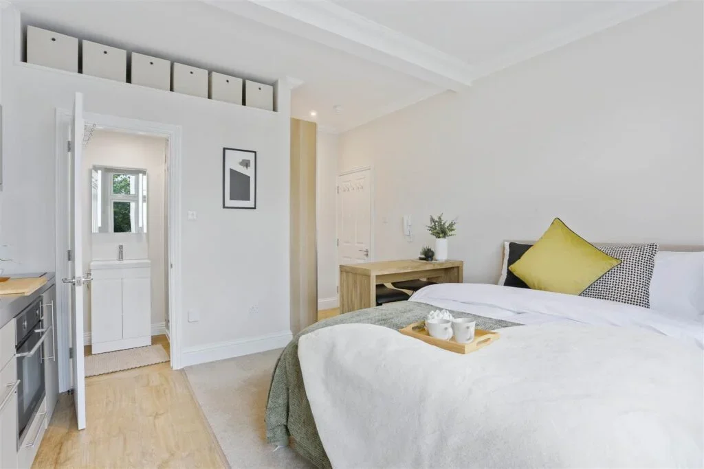 Flat Belmont Road in Greater London
