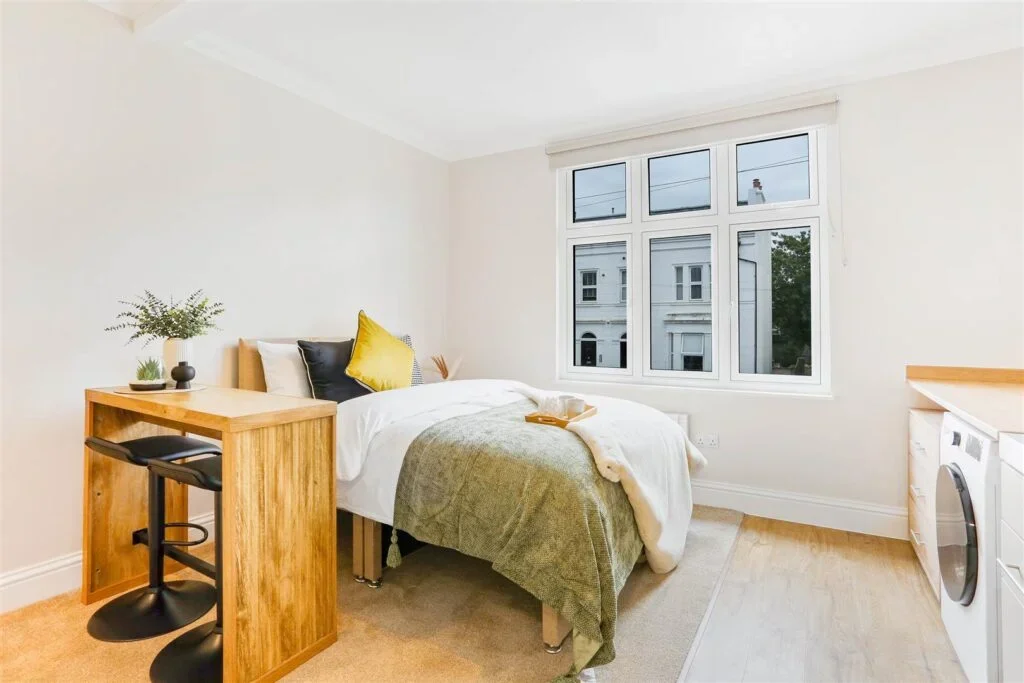 Flat Belmont Road in Greater London