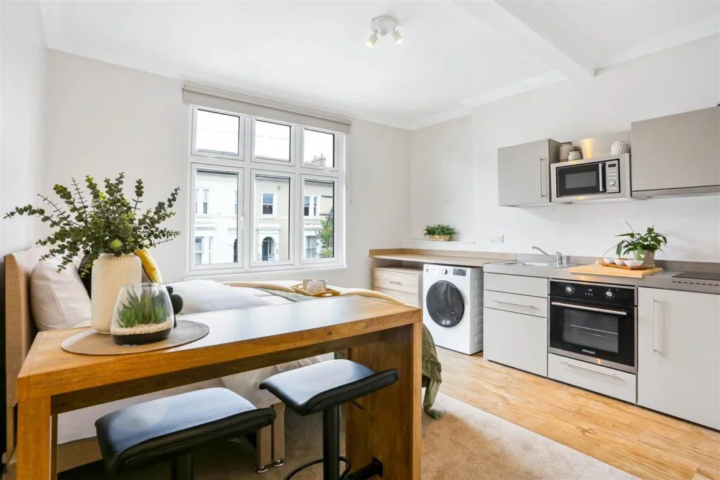 Flat Belmont Road in Greater London