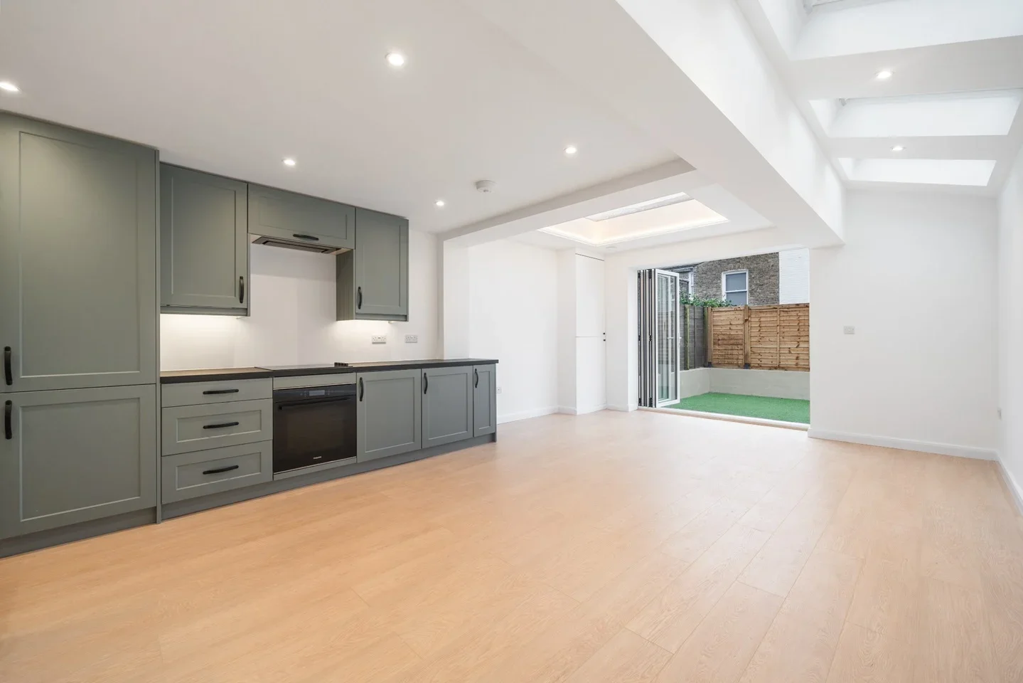 Flat Douglas Road in Greater London