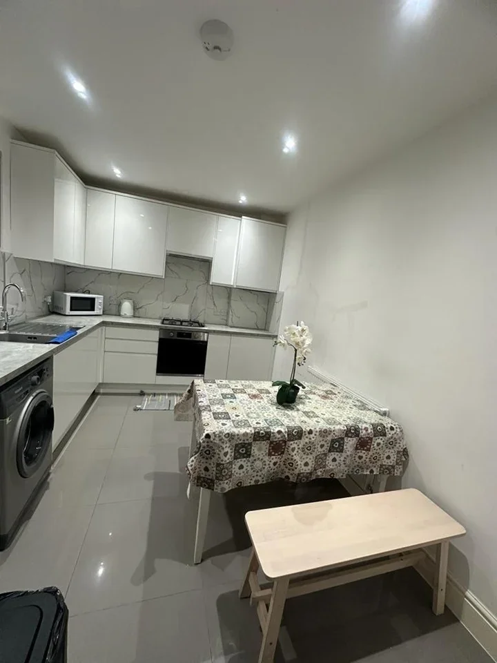 Room Morrison Avenue in Greater London