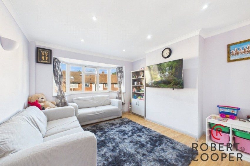 Flat Cedar Avenue in Greater London