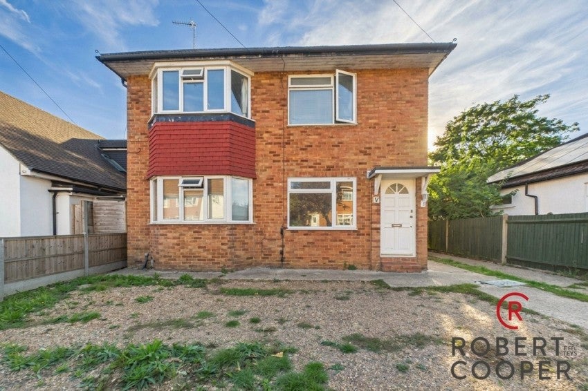 Flat Cedar Avenue in Greater London