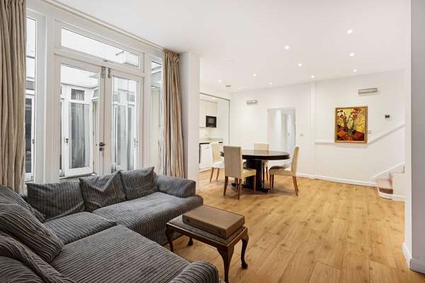 Flat Queen's Gate Mews in Greater London