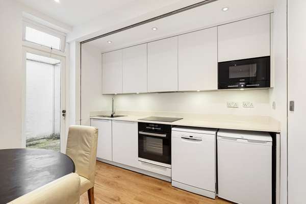 Flat Queen's Gate Mews in Greater London