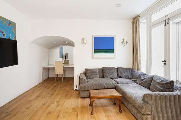 Flat Queen's Gate Mews in Greater London